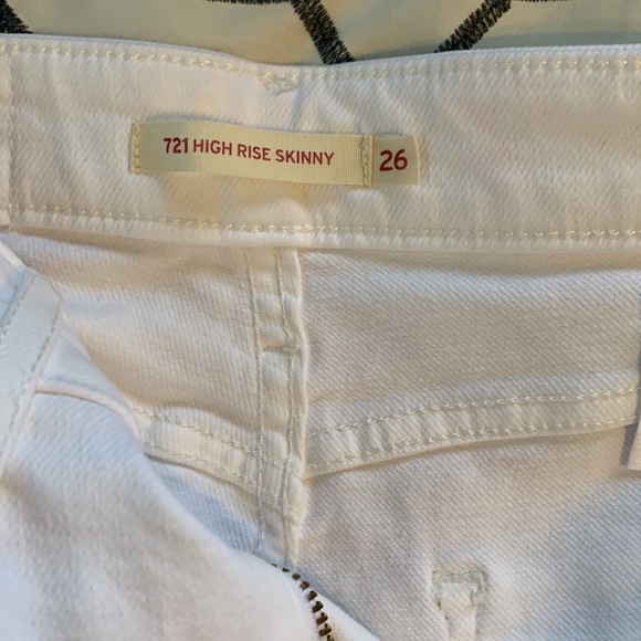 Levi’s White 721 High Rise Skinny 26 distressed - Picture 6 of 9